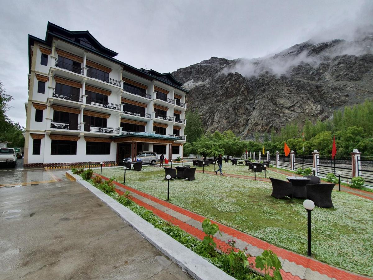 Hotel Chhutuk Heights Kargil Esterno foto