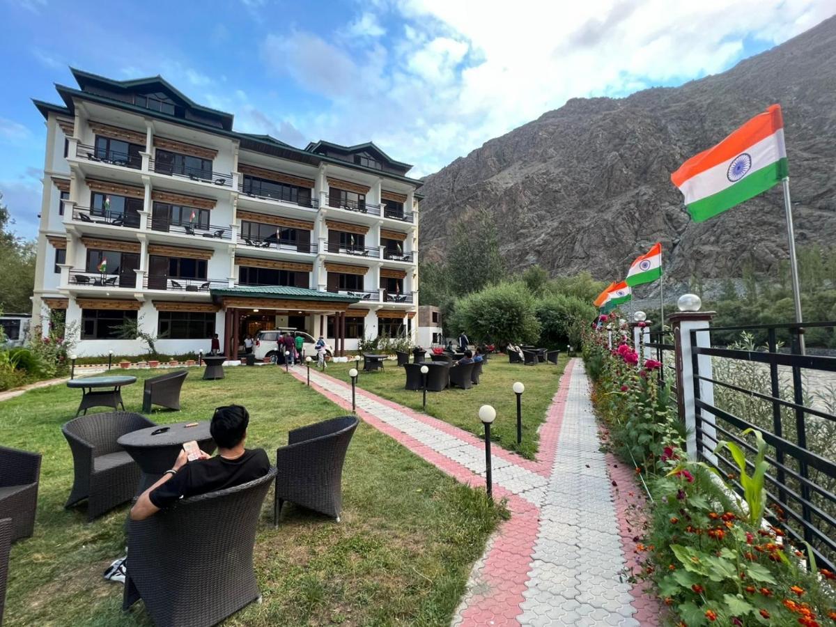 Hotel Chhutuk Heights Kargil Esterno foto